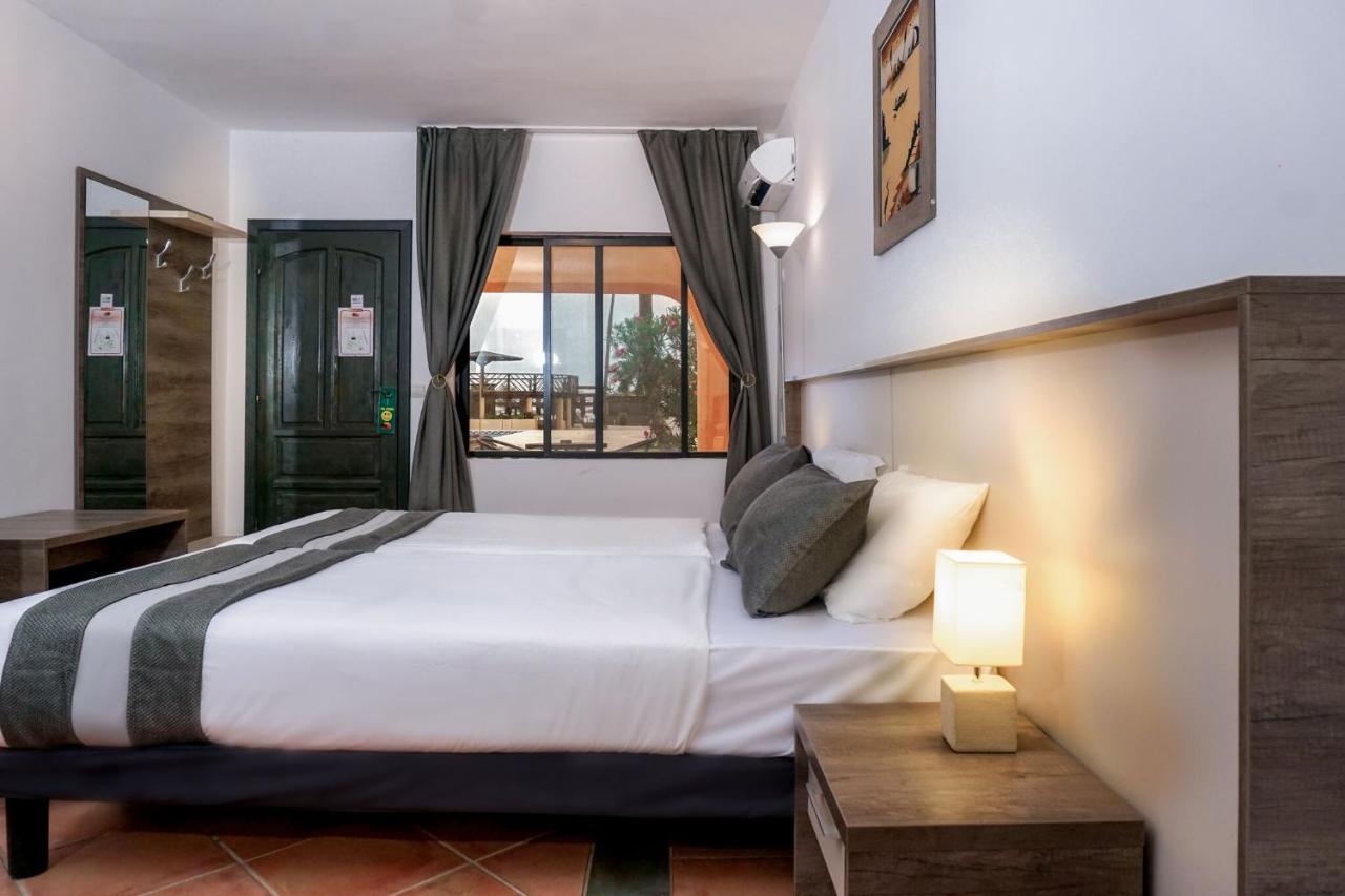 Sunbeach Hotel & Resort Bakau エクステリア 写真