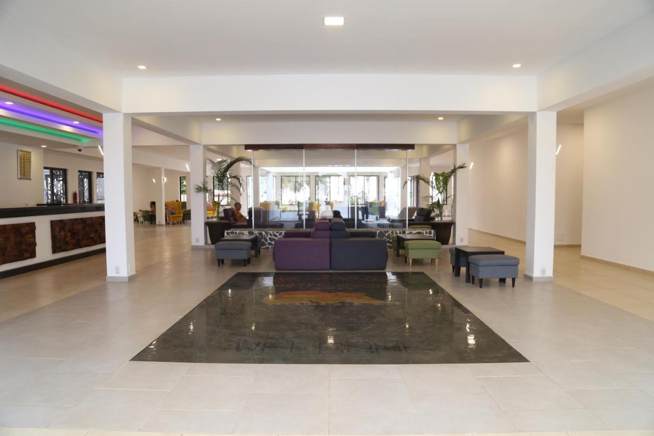 Sunbeach Hotel & Resort Bakau エクステリア 写真